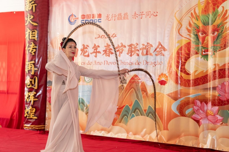 巴西藝術(shù)家表演中國舞。里約天主教大學(xué)孔子學(xué)院供圖
