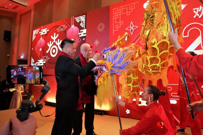 張漢暉（左）、施威特科（右）共同為彩龍點(diǎn)睛。于子恒攝