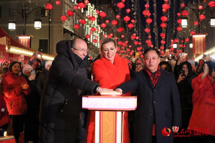 張漢暉、扎哈羅娃、科茲洛夫（從右至左）共同按下活動(dòng)啟動(dòng)按鈕。于子恒攝
