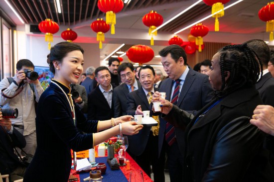 2月2日，人們在位于意大利羅馬的聯(lián)合國糧農(nóng)組織總部體驗中國茶藝。新華社記者李京攝