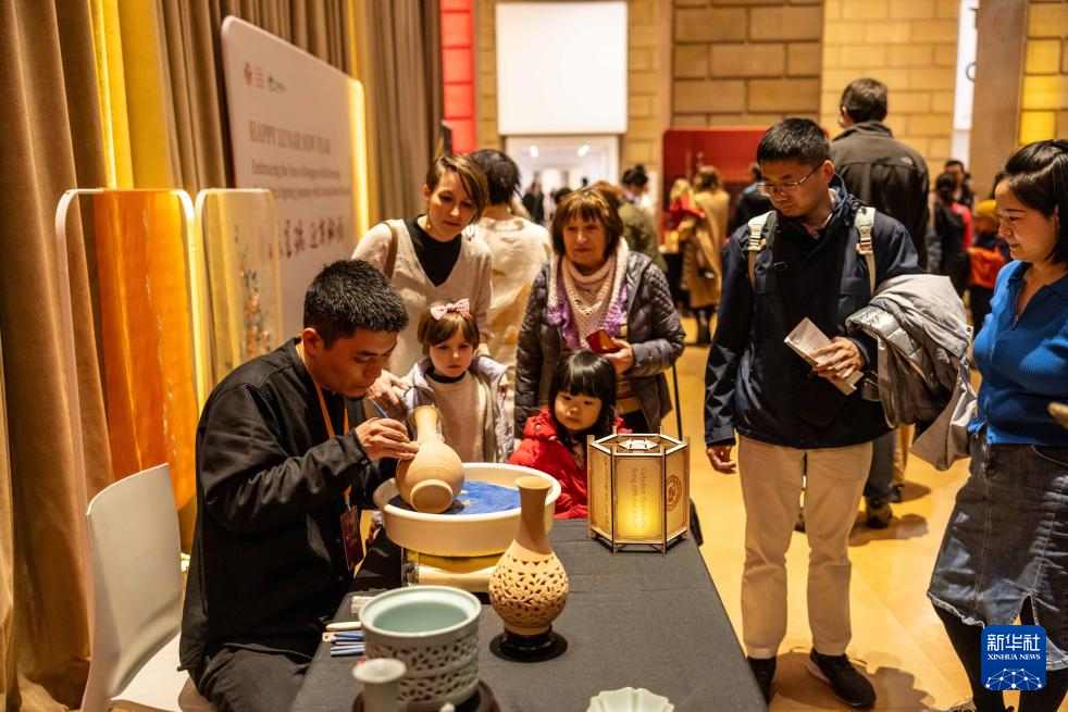 2月11日，參觀者在美國費(fèi)城藝術(shù)博物館舉行的龍年迎新春活動(dòng)上觀看瓷器制作。新華社發(fā)（周煥新攝）