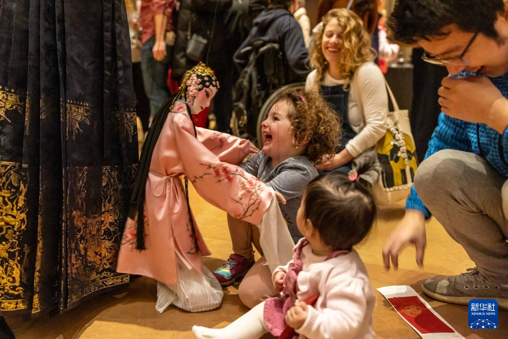 2月11日，孩子們在美國費(fèi)城藝術(shù)博物館舉行的龍年迎新春活動(dòng)上體驗(yàn)?zāi)九紤?。新華社發(fā)（周煥新攝）