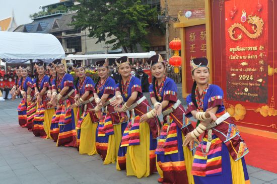 2月10日，演員在泰國(guó)曼谷唐人街舉行的“歡樂(lè)春節(jié)”活動(dòng)上跳舞。當(dāng)日，泰國(guó)“歡樂(lè)春節(jié)”文化活動(dòng)在曼谷唐人街舉辦。（新華社發(fā)，拉亨攝）