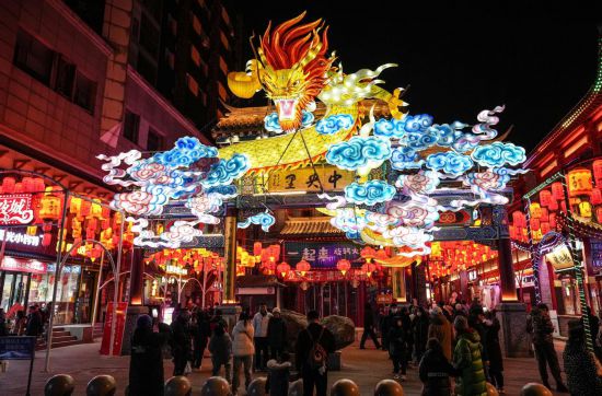 2月11日，游客在沈陽(yáng)中街游覽。春節(jié)期間，各地?zé)艋痂?、火?shù)銀花，呈現(xiàn)出一幕幕流光溢彩的視覺(jué)盛宴。（新華社記者潘昱龍攝）