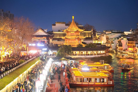 2月14日，游客在南京夫子廟景區(qū)賞燈游玩。（新華社發(fā)，蘇陽(yáng)攝）