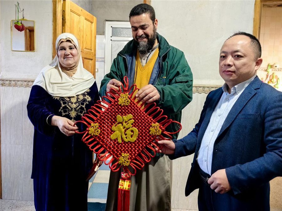 中國醫(yī)生向穆罕默德贈送中國新春福字。中國第28批援阿爾及利亞醫(yī)療隊塞地夫分隊供圖