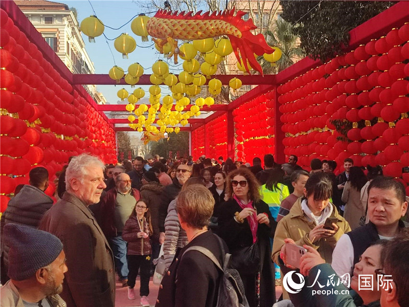游園會入口處張燈結(jié)彩，人流如織。人民網(wǎng)記者鄭彬攝