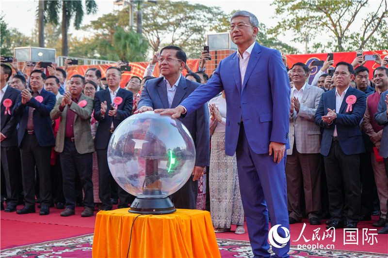 敏昂萊主席和陳海大使在中方援建和改造升級的仰光杜溫納國家體育館前共同按亮水晶球，啟動“錦繡唐人街”新春慶典-人民網(wǎng)記者謝佳君攝