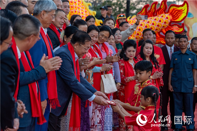 在活動現(xiàn)場，敏昂萊主席根據(jù)當?shù)貍鹘y(tǒng)向兒童送祝福2-人民網(wǎng)記者謝佳君攝
