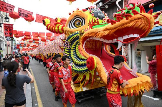 2月1日，由馬來(lái)西亞和中國(guó)的100多名青少年組成的舞龍隊(duì)在馬來(lái)西亞馬六甲市雞場(chǎng)街上共舞一條近200米的“長(zhǎng)龍”。這是活動(dòng)現(xiàn)場(chǎng)的“長(zhǎng)龍”。新華社記者程一恒攝