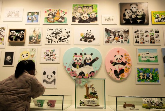 2月20日，一位小朋友在看“福寶”家族的創(chuàng)意作品。新華社記者姚琪琳攝