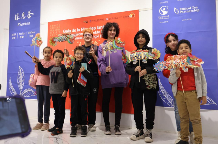 孩子們拿著元宵彩燈合影。拉巴特中國(guó)文化中心供圖