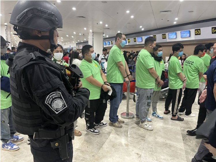 中國和菲律賓兩國執(zhí)法部門合作遣返在菲從事離岸博彩的中國公民。駐菲律賓使館供圖