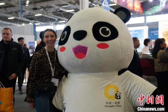3月5日，2024年柏林國際旅游交易會(ITB)在柏林會展中心拉開帷幕。以“你好！中國”為主題的中國展區(qū)當日亮相展會。圖為觀眾與大熊貓人偶合影。中新社記者 馬秀秀 攝
