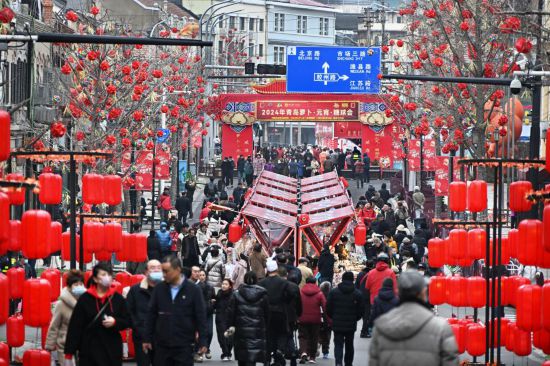 2024年2月18日，游客在2024年青島蘿卜·元宵·糖球會(huì)上消費(fèi)、游玩。新華社記者李紫恒攝
