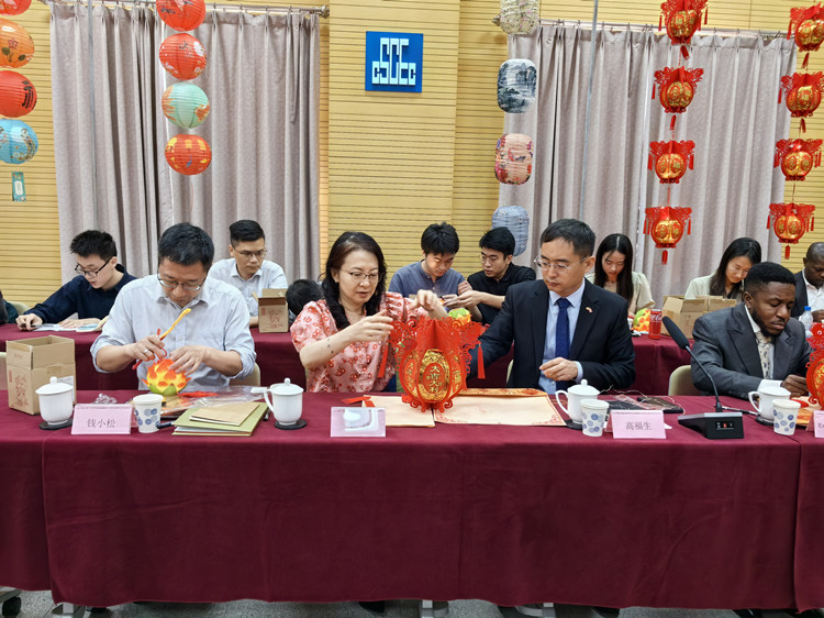 燈籠文化交流活動(dòng)現(xiàn)場。中建國際中西非公司供圖