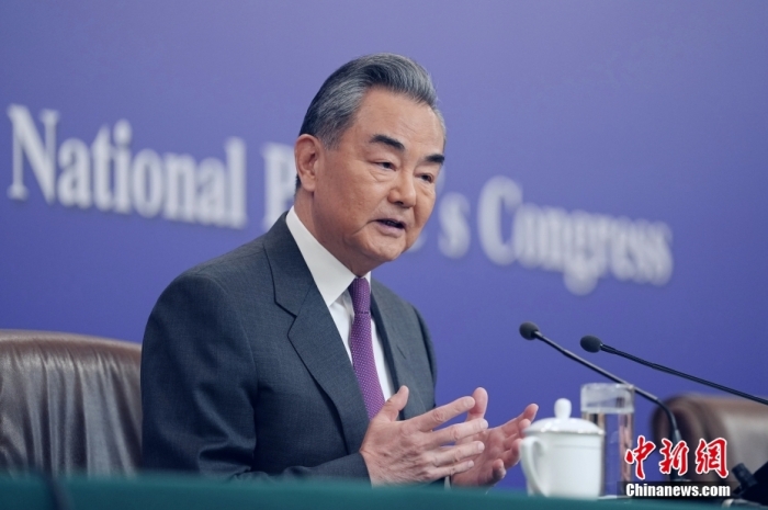 3月7日，十四屆全國人大二次會議在北京舉行記者會，中共中央政治局委員、外交部長王毅就中國外交政策和對外關(guān)系相關(guān)問題回答中外記者提問。<a target='_blank' href='/'><p  align=