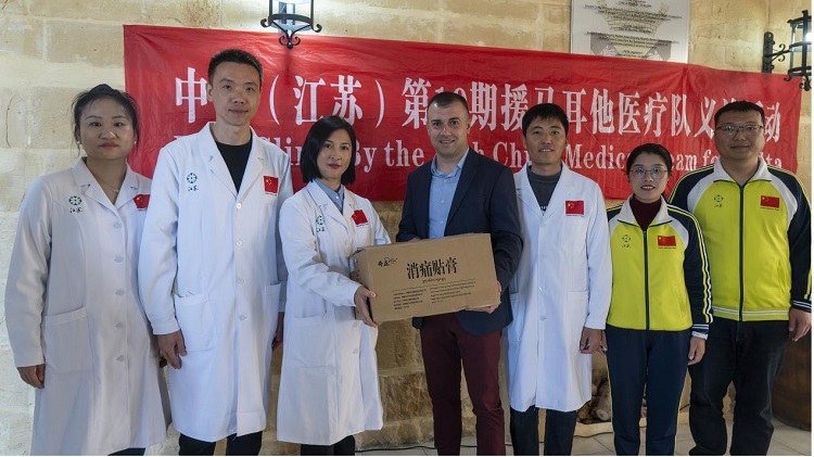 醫(yī)療隊向森格萊爾市捐贈藥膏。中國（江蘇）第19期援馬耳他醫(yī)療隊供圖