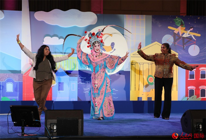 當(dāng)?shù)厝A人京劇社團(tuán)的青年演員現(xiàn)場(chǎng)表演京劇選段，并與現(xiàn)場(chǎng)觀眾近距離互動(dòng)。人民網(wǎng)記者 李志偉攝