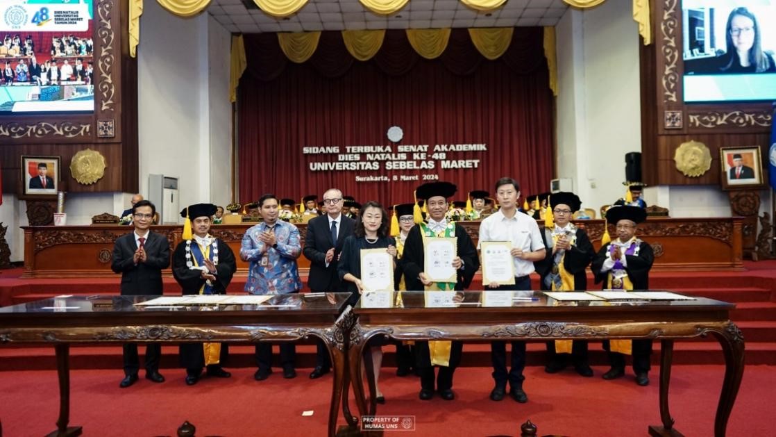 西華大學(xué)、三一一大學(xué)、印尼鋰源新材料有限公司、四川鋰源新能源有限公司四方共同簽署國際合作協(xié)議。印尼三一一大學(xué)孔子學(xué)院供圖