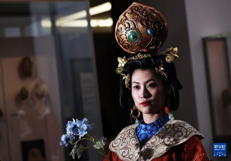 3月13日，在位于法國巴黎的吉美國立亞洲藝術(shù)博物館，模特展示敦煌復(fù)原服飾。新華社記者 高靜 攝