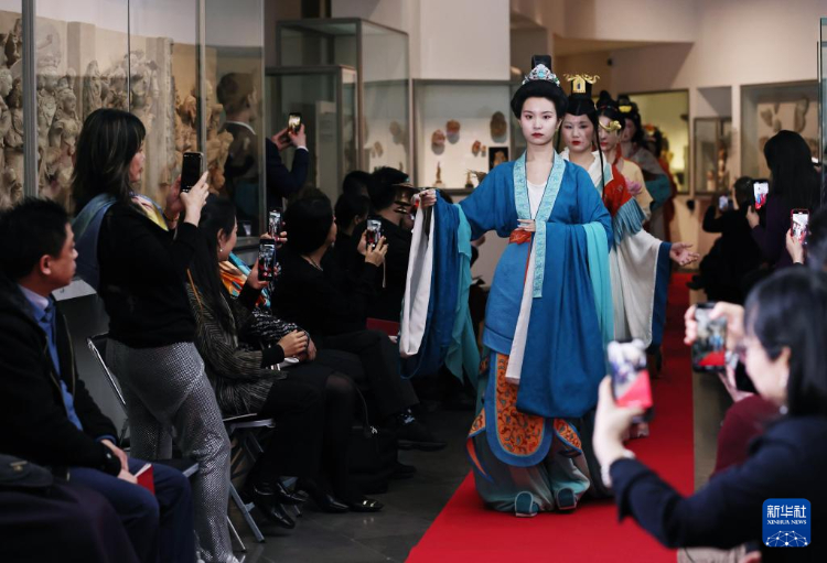 3月13日，在位于法國巴黎的吉美國立亞洲藝術(shù)博物館，模特展示敦煌復(fù)原服飾。新華社記者 高靜 攝