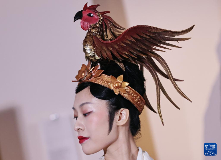 3月13日，在位于法國巴黎的吉美國立亞洲藝術(shù)博物館，模特展示敦煌復(fù)原服飾。新華社記者 高靜 攝