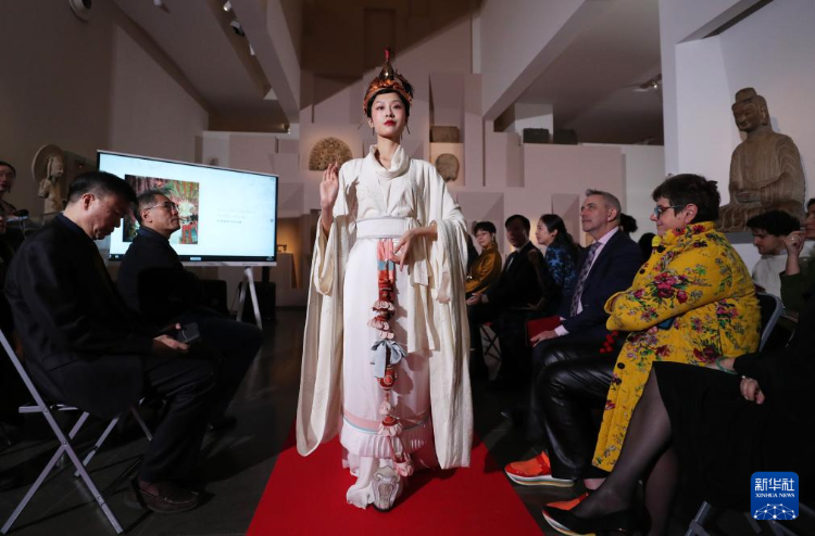 3月13日，在位于法國巴黎的吉美國立亞洲藝術(shù)博物館，模特展示敦煌復(fù)原服飾。新華社記者 高靜 攝