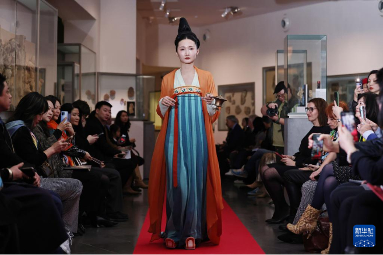 3月13日，在位于法國巴黎的吉美國立亞洲藝術(shù)博物館，模特展示敦煌復(fù)原服飾。新華社記者 高靜 攝