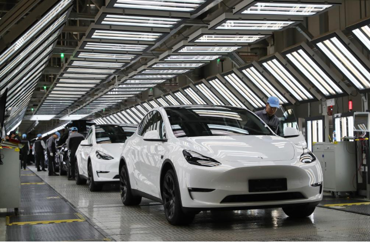2023年12月22日，在特斯拉上海超級工廠內(nèi)，工人在對出廠前的車輛進行漆面及門窗檢測。新華社記者 方喆 攝