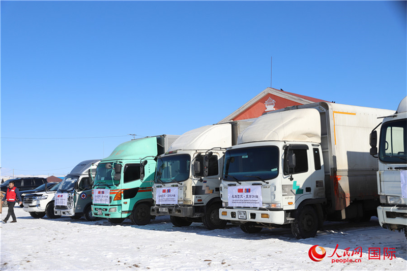 6.3月18日，滿載賑災(zāi)物資卡車在中央省額爾登縣整裝待發(fā)。人民網(wǎng)記者 霍文攝