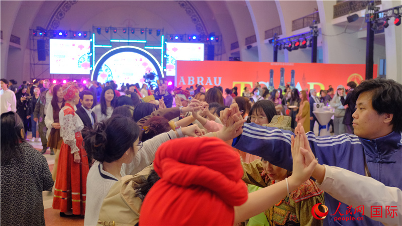 中俄觀眾在現(xiàn)場(chǎng)參與俄羅斯民俗互動(dòng)游戲。人民網(wǎng) 褚夢(mèng)琦攝