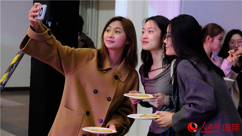 中國觀眾在現(xiàn)場(chǎng)品嘗“謝肉節(jié)”節(jié)日美食——煎薄餅。人民網(wǎng) 褚夢(mèng)琦攝