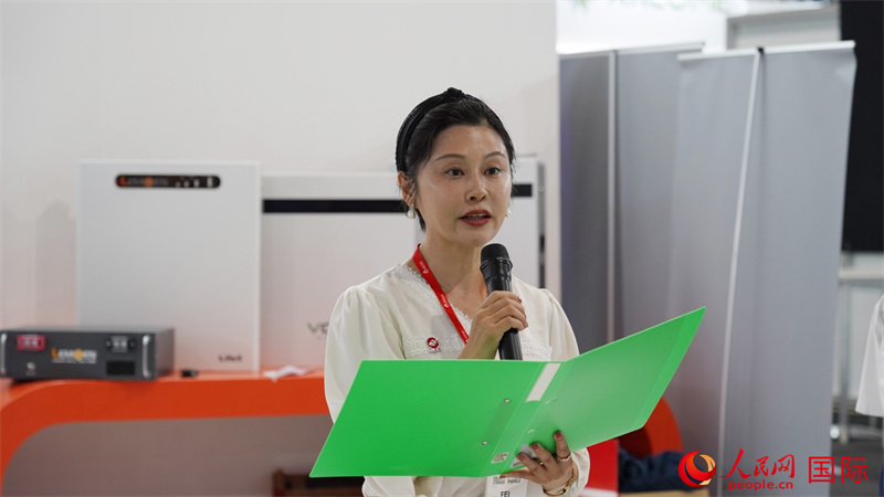 中建材海外經(jīng)濟合作有限公司總經(jīng)理姜婓致辭。人民網(wǎng) 劉暢攝