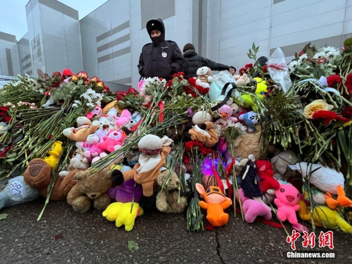 當(dāng)?shù)貢r間3月24日，俄羅斯全國哀悼日，悼念22日發(fā)生在莫斯科州克拉斯諾戈爾斯克市“克羅庫斯城”音樂廳恐怖襲擊事件中的遇難者。此次恐襲已導(dǎo)致137人遇難，150多人受傷。圖為民眾在恐襲事件現(xiàn)場附近敬獻(xiàn)的鮮花和毛絨玩具。<a target='_blank' href='/'><p  align=