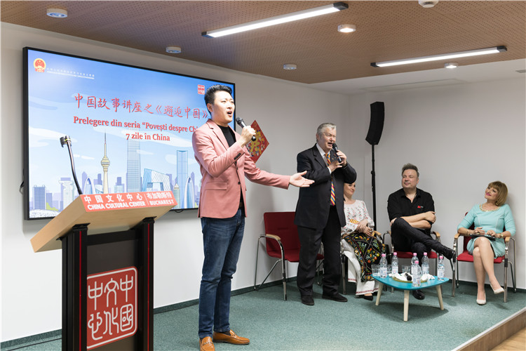 中國青年男高音歌唱家方瀧與奧爾基·圖爾達合唱羅語歌曲。布加勒斯特中國文化中心供圖。