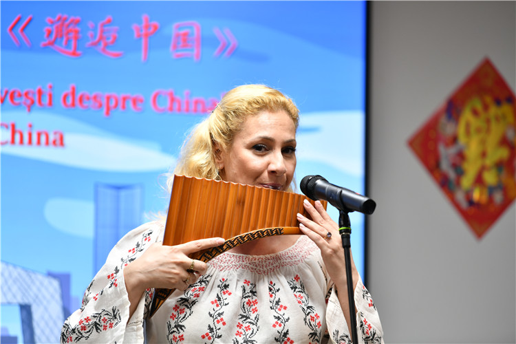 喬治亞娜·帕納演奏排簫。 布加勒斯特中國文化中心供圖。