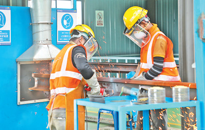 中企承建的馬東鐵項目創(chuàng)造就業(yè)機會超過1.8萬個，合作的當?shù)仄髽I(yè)超過1900家——為促進馬來西亞東西海岸互聯(lián)互通貢獻力量（共建“一帶一路”第一現(xiàn)場）