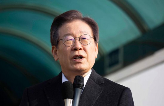 1月10日，韓國最大在野黨黨首李在明從首爾大學(xué)醫(yī)院出院時發(fā)表講話。新華社發(fā)（全休相攝）