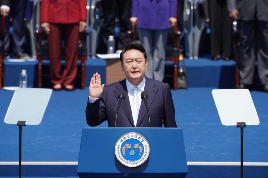 2022年5月10日，在韓國(guó)首爾，尹錫悅出席總統(tǒng)宣誓就職儀式。新華社發(fā)（李相浩攝）