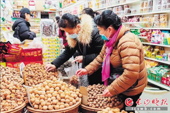 　　在長(zhǎng)沙南門口菜市場(chǎng)附近的一家炒貨店內(nèi)，市民正在選購(gòu)年貨?！　￠L(zhǎng)沙晚報(bào)全媒體記者 范宏歡 攝
