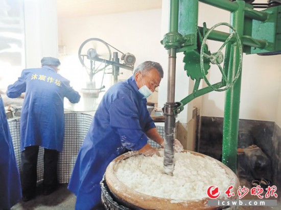 　　作坊里工人正在進(jìn)行粉絲生產(chǎn)。受訪者供圖