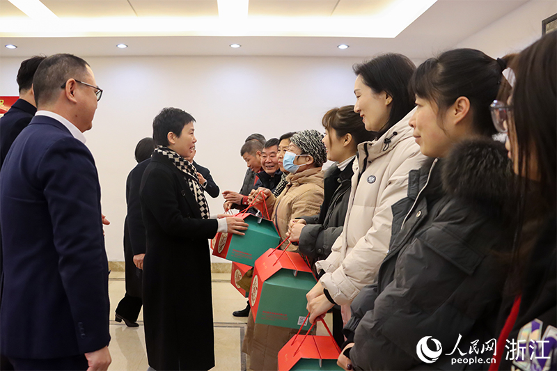 杭州市上城區(qū)“我為年夜飯?zhí)淼啦恕睈?ài)心禮盒正式啟送。人民網(wǎng) 秦文攝