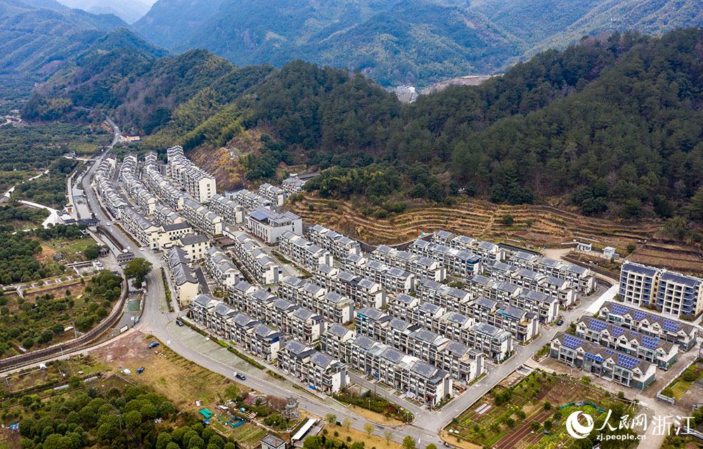 近日，航拍寧波市海曙區(qū)龍觀鄉(xiāng)李岙村屋頂光伏項(xiàng)目。人民網(wǎng) 章勇濤攝