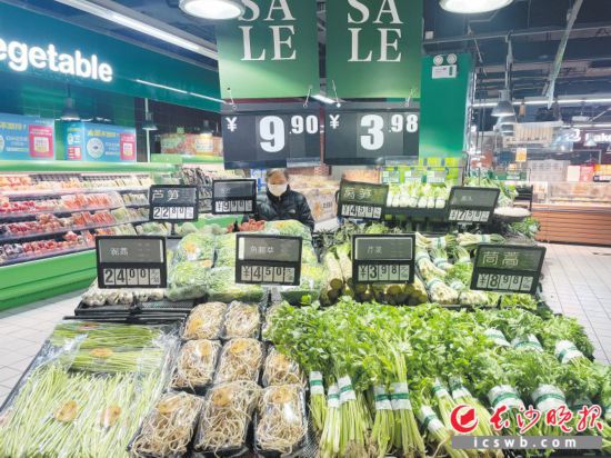 　　家樂福芙蓉廣場店，市民在選購春菜。