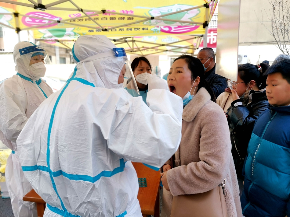 連云港贛榆區(qū)抽調(diào)近500名醫(yī)務(wù)人員開展核酸檢測。朱代桂攝
