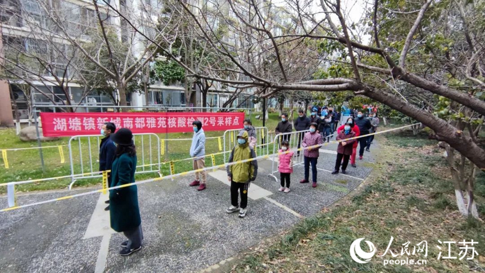 湖塘鎮(zhèn)黨員干部定點、定人、定崗、定責保障核酸檢測有序進行。 武進區(qū)委宣傳部供圖