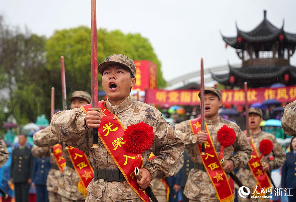 3月22日，新兵們高喊誓言、莊嚴(yán)亮劍。人民網(wǎng) 章勇濤攝