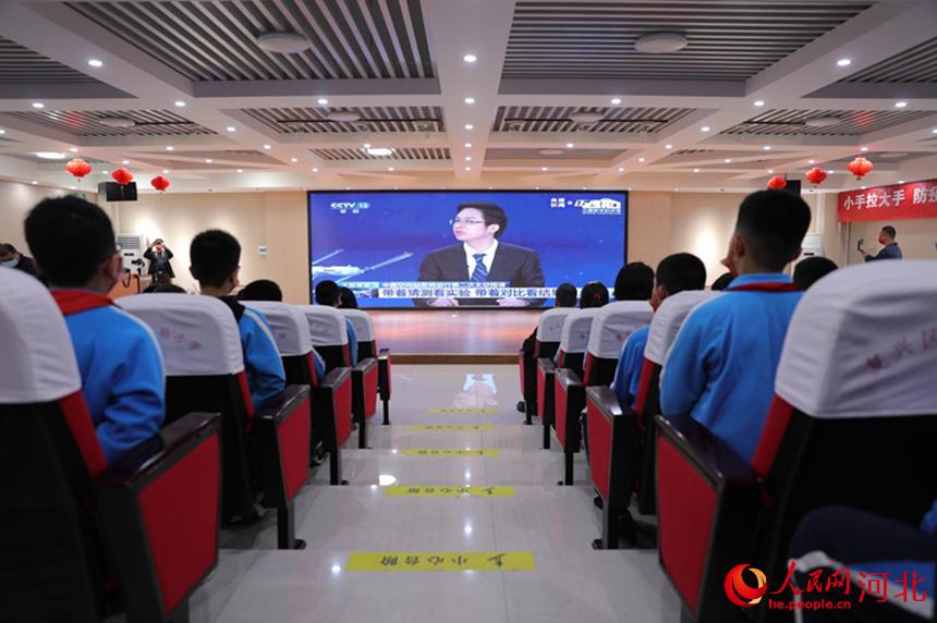 邯鄲市復興區(qū)實驗小學學生集中收聽收看“天宮課堂”第二課。 王伸攝