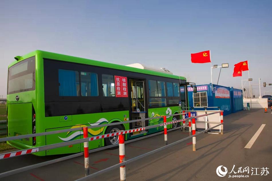 淮安市客總汽車運(yùn)輸有限公司調(diào)集兩部車況最佳“核酸采樣流動(dòng)車”，組建黨員“先鋒崗”。紀(jì)星名攝